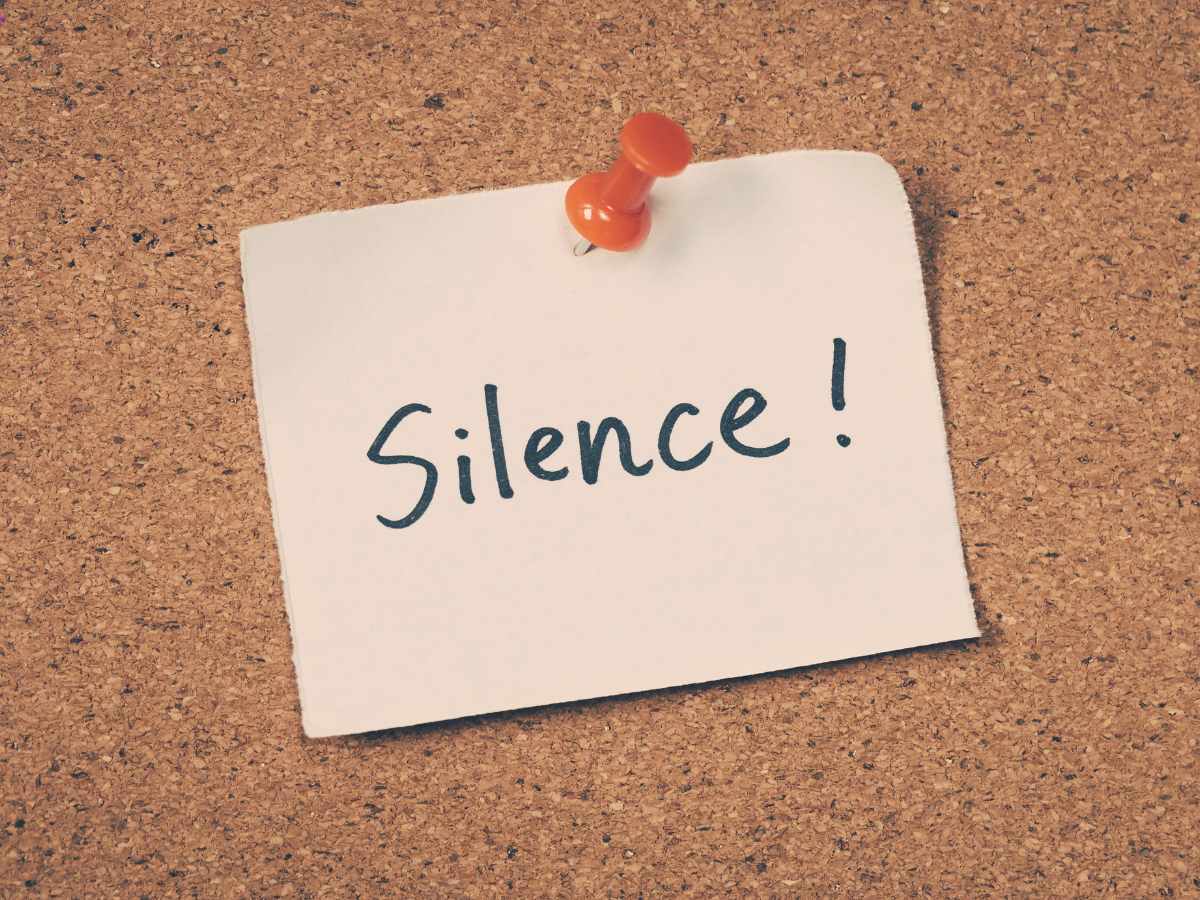 The Power of Silence: Using Pauses Effectively in Conversations 